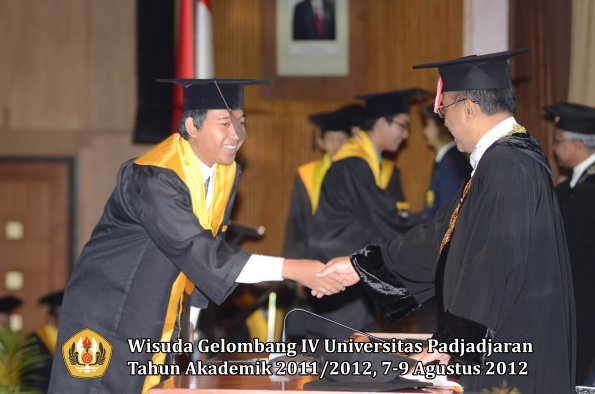 wisuda-unpad-gel-iv-2011_2012-fakultas-peternakan-oleh-rektor-052