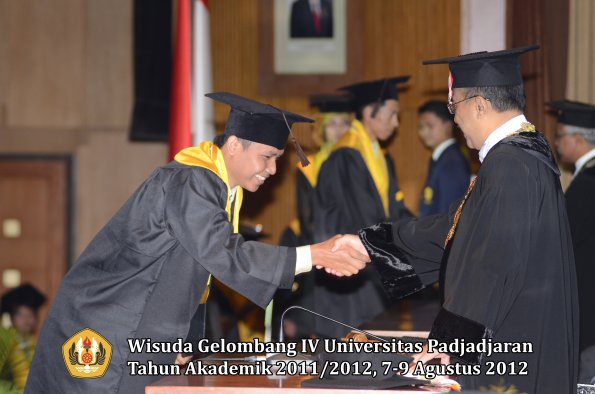 wisuda-unpad-gel-iv-2011_2012-fakultas-peternakan-oleh-rektor-055