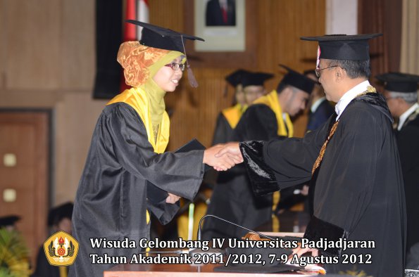 wisuda-unpad-gel-iv-2011_2012-fakultas-peternakan-oleh-rektor-057