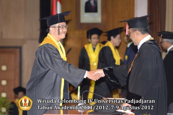 wisuda-unpad-gel-iv-2011_2012-fakultas-peternakan-oleh-rektor-059