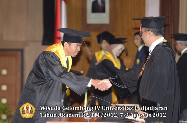 wisuda-unpad-gel-iv-2011_2012-fakultas-peternakan-oleh-rektor-063