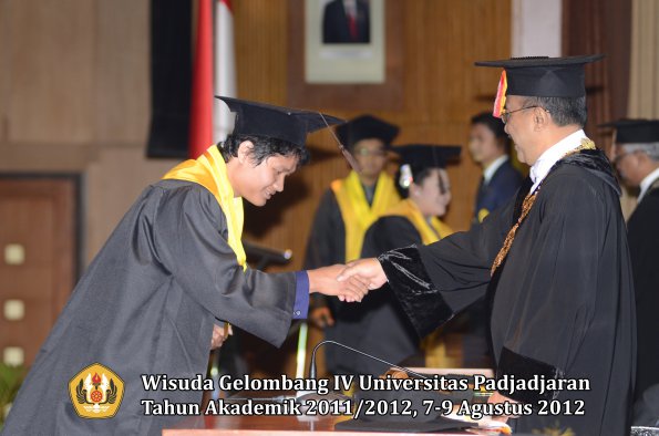 wisuda-unpad-gel-iv-2011_2012-fakultas-peternakan-oleh-rektor-065