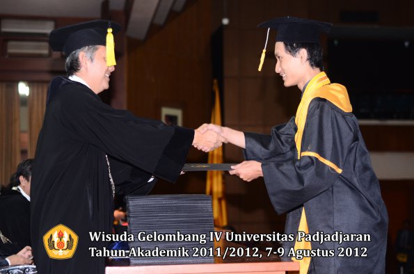 wisuda-unpad-gel-iv-2011_2012-fakultas-kedokteran-ekonomi-dan-bisnis-oleh-dekan-001