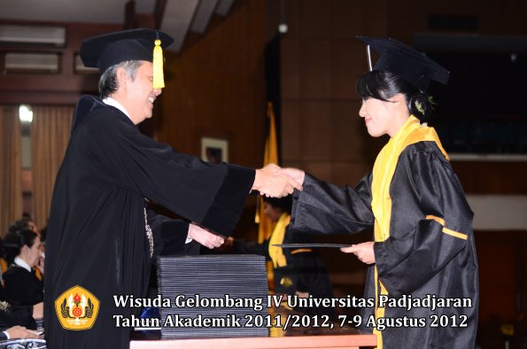 wisuda-unpad-gel-iv-2011_2012-fakultas-kedokteran-ekonomi-dan-bisnis-oleh-dekan-005