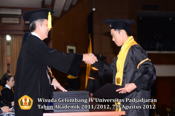 wisuda-unpad-gel-iv-2011_2012-fakultas-kedokteran-ekonomi-dan-bisnis-oleh-dekan-018