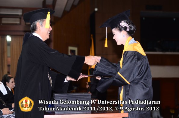 wisuda-unpad-gel-iv-2011_2012-fakultas-kedokteran-ekonomi-dan-bisnis-oleh-dekan-019