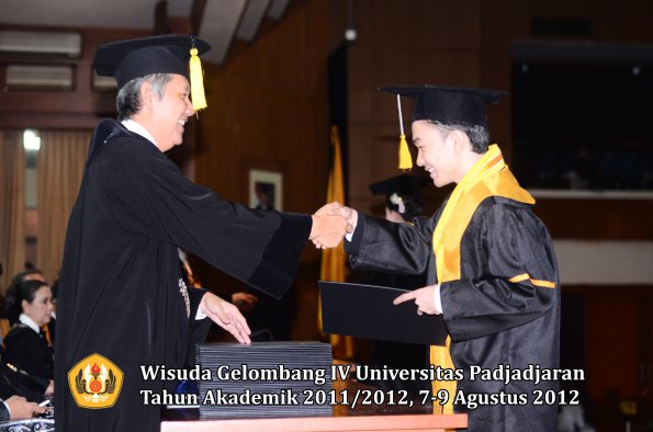 wisuda-unpad-gel-iv-2011_2012-fakultas-kedokteran-ekonomi-dan-bisnis-oleh-dekan-020