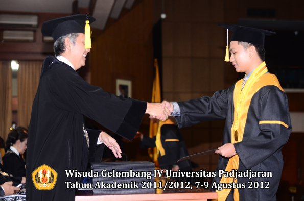 wisuda-unpad-gel-iv-2011_2012-fakultas-kedokteran-ekonomi-dan-bisnis-oleh-dekan-023