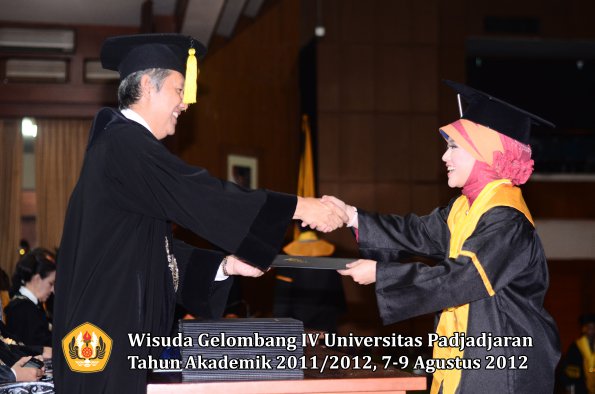 wisuda-unpad-gel-iv-2011_2012-fakultas-kedokteran-ekonomi-dan-bisnis-oleh-dekan-024