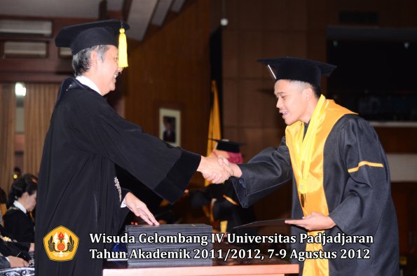 wisuda-unpad-gel-iv-2011_2012-fakultas-kedokteran-ekonomi-dan-bisnis-oleh-dekan-025