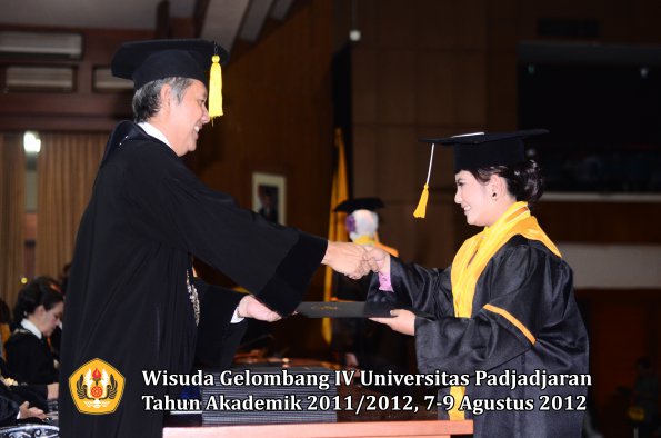 wisuda-unpad-gel-iv-2011_2012-fakultas-kedokteran-ekonomi-dan-bisnis-oleh-dekan-031