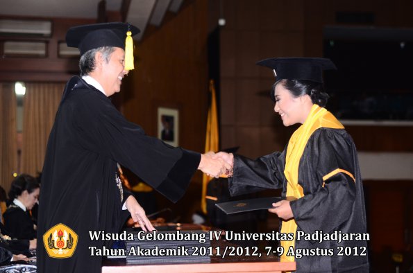 wisuda-unpad-gel-iv-2011_2012-fakultas-kedokteran-ekonomi-dan-bisnis-oleh-dekan-033