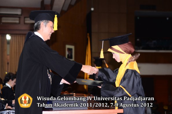 wisuda-unpad-gel-iv-2011_2012-fakultas-kedokteran-ekonomi-dan-bisnis-oleh-dekan-034