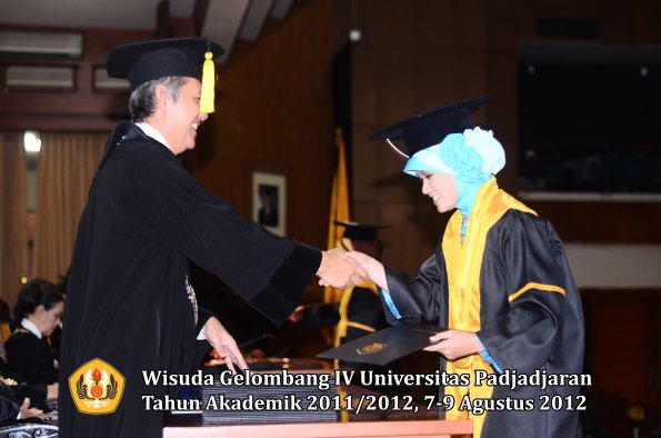 wisuda-unpad-gel-iv-2011_2012-fakultas-kedokteran-ekonomi-dan-bisnis-oleh-dekan-035