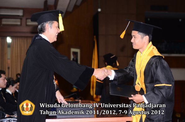 wisuda-unpad-gel-iv-2011_2012-fakultas-kedokteran-ekonomi-dan-bisnis-oleh-dekan-037