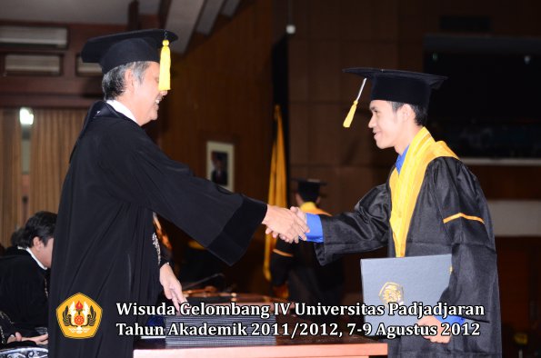 wisuda-unpad-gel-iv-2011_2012-fakultas-kedokteran-ekonomi-dan-bisnis-oleh-dekan-038