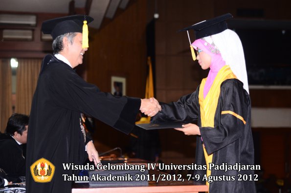 wisuda-unpad-gel-iv-2011_2012-fakultas-kedokteran-ekonomi-dan-bisnis-oleh-dekan-039