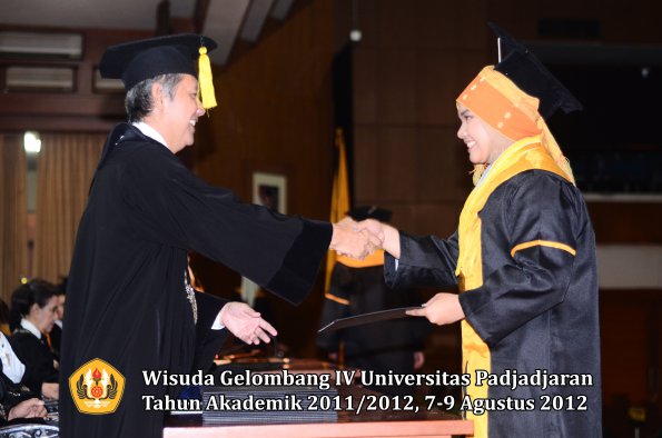 wisuda-unpad-gel-iv-2011_2012-fakultas-kedokteran-ekonomi-dan-bisnis-oleh-dekan-041