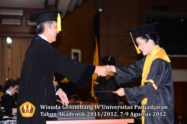 wisuda-unpad-gel-iv-2011_2012-fakultas-kedokteran-ekonomi-dan-bisnis-oleh-dekan-042