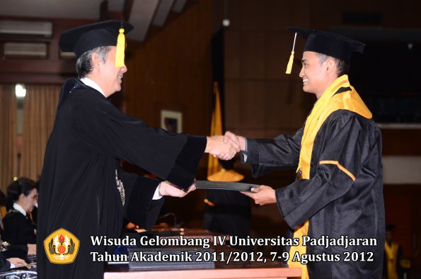 wisuda-unpad-gel-iv-2011_2012-fakultas-kedokteran-ekonomi-dan-bisnis-oleh-dekan-043