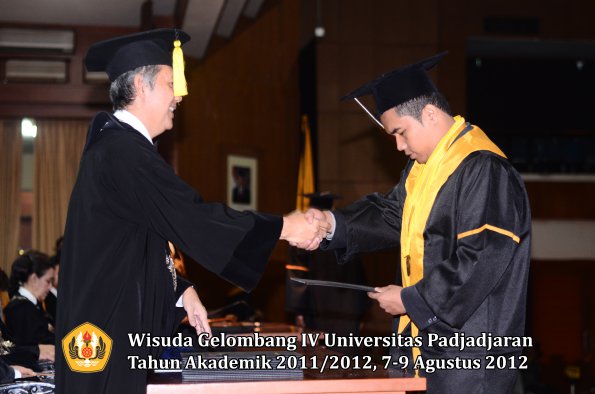 wisuda-unpad-gel-iv-2011_2012-fakultas-kedokteran-ekonomi-dan-bisnis-oleh-dekan-044