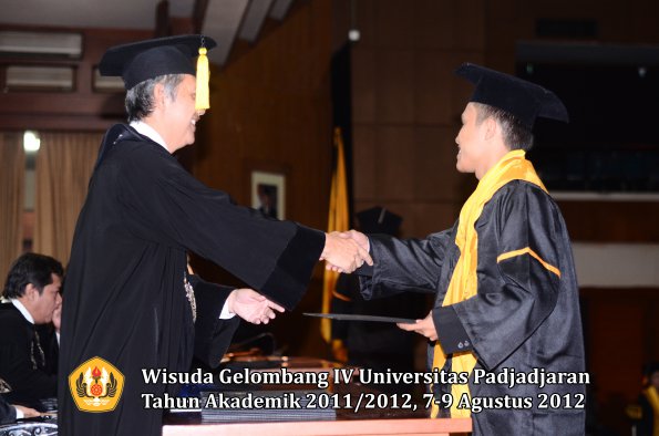 wisuda-unpad-gel-iv-2011_2012-fakultas-kedokteran-ekonomi-dan-bisnis-oleh-dekan-045