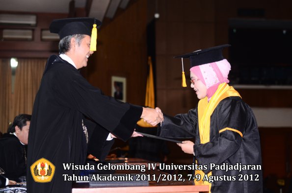 wisuda-unpad-gel-iv-2011_2012-fakultas-kedokteran-ekonomi-dan-bisnis-oleh-dekan-046