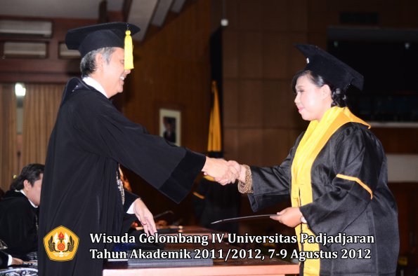 wisuda-unpad-gel-iv-2011_2012-fakultas-kedokteran-ekonomi-dan-bisnis-oleh-dekan-047