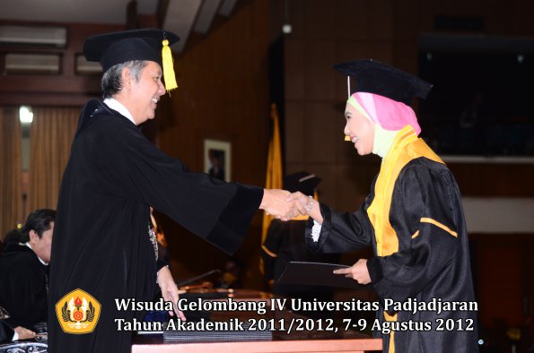 wisuda-unpad-gel-iv-2011_2012-fakultas-kedokteran-ekonomi-dan-bisnis-oleh-dekan-048