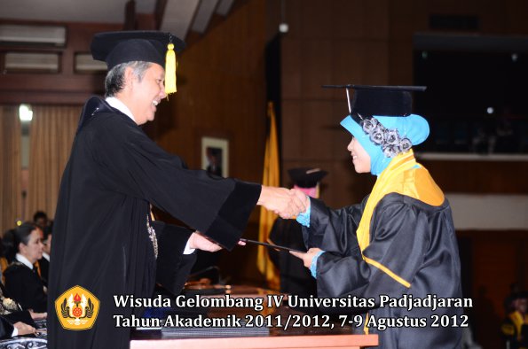 wisuda-unpad-gel-iv-2011_2012-fakultas-kedokteran-ekonomi-dan-bisnis-oleh-dekan-049