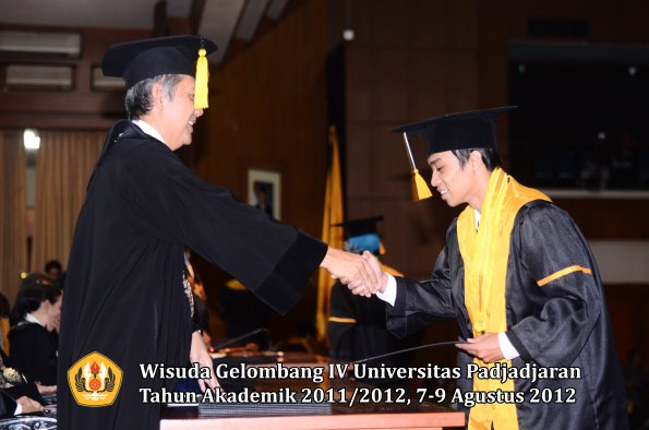 wisuda-unpad-gel-iv-2011_2012-fakultas-kedokteran-ekonomi-dan-bisnis-oleh-dekan-050