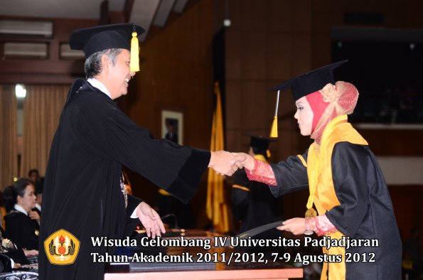 wisuda-unpad-gel-iv-2011_2012-fakultas-kedokteran-ekonomi-dan-bisnis-oleh-dekan-051