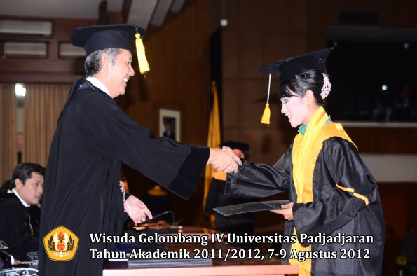 wisuda-unpad-gel-iv-2011_2012-fakultas-kedokteran-ekonomi-dan-bisnis-oleh-dekan-052