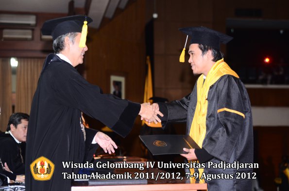 wisuda-unpad-gel-iv-2011_2012-fakultas-kedokteran-ekonomi-dan-bisnis-oleh-dekan-053