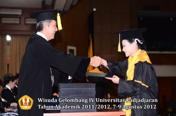 wisuda-unpad-gel-iv-2011_2012-fakultas-kedokteran-ekonomi-dan-bisnis-oleh-dekan-057