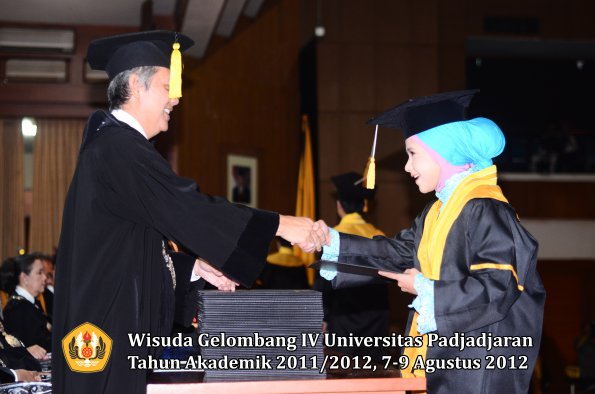 wisuda-unpad-gel-iv-2011_2012-fakultas-kedokteran-ekonomi-dan-bisnis-oleh-dekan-062