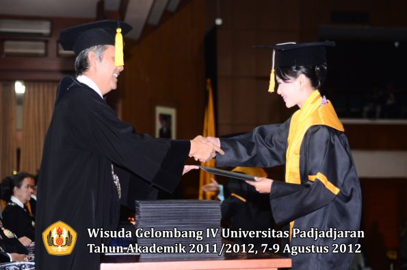 wisuda-unpad-gel-iv-2011_2012-fakultas-kedokteran-ekonomi-dan-bisnis-oleh-dekan-063