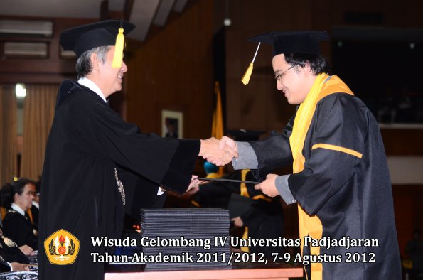 wisuda-unpad-gel-iv-2011_2012-fakultas-kedokteran-ekonomi-dan-bisnis-oleh-dekan-064