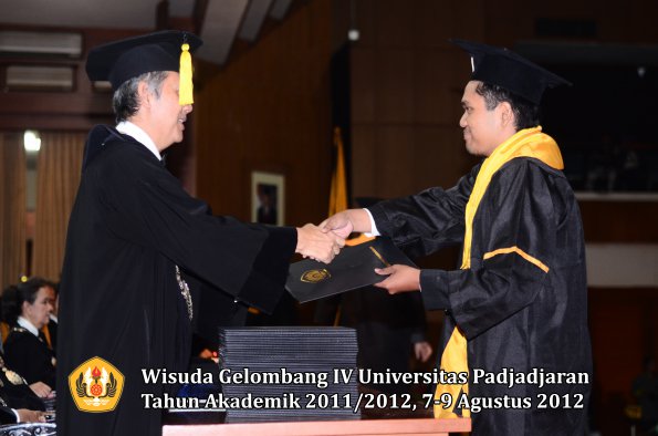 wisuda-unpad-gel-iv-2011_2012-fakultas-kedokteran-ekonomi-dan-bisnis-oleh-dekan-065