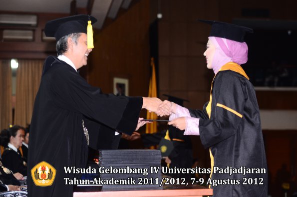 wisuda-unpad-gel-iv-2011_2012-fakultas-kedokteran-ekonomi-dan-bisnis-oleh-dekan-067