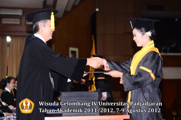 wisuda-unpad-gel-iv-2011_2012-fakultas-kedokteran-ekonomi-dan-bisnis-oleh-dekan-068