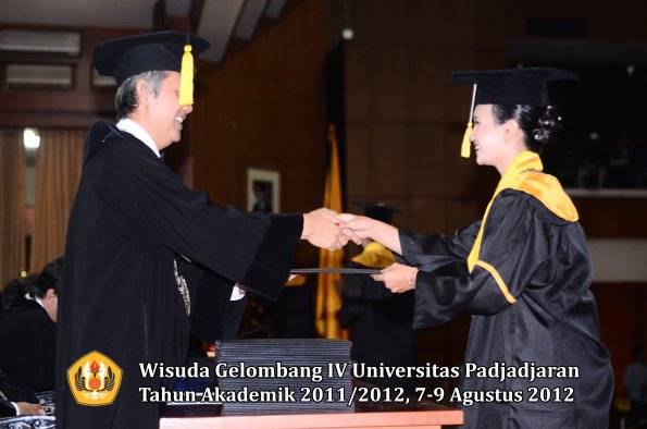 wisuda-unpad-gel-iv-2011_2012-fakultas-kedokteran-ekonomi-dan-bisnis-oleh-dekan-075