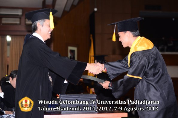 wisuda-unpad-gel-iv-2011_2012-fakultas-kedokteran-ekonomi-dan-bisnis-oleh-dekan-076