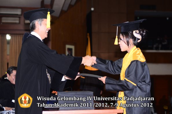 wisuda-unpad-gel-iv-2011_2012-fakultas-kedokteran-ekonomi-dan-bisnis-oleh-dekan-077