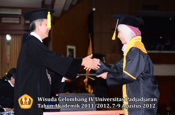 wisuda-unpad-gel-iv-2011_2012-fakultas-kedokteran-ekonomi-dan-bisnis-oleh-dekan-080