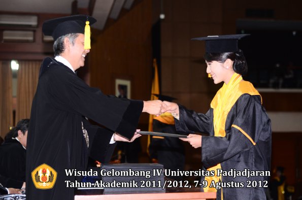 wisuda-unpad-gel-iv-2011_2012-fakultas-kedokteran-ekonomi-dan-bisnis-oleh-dekan-081