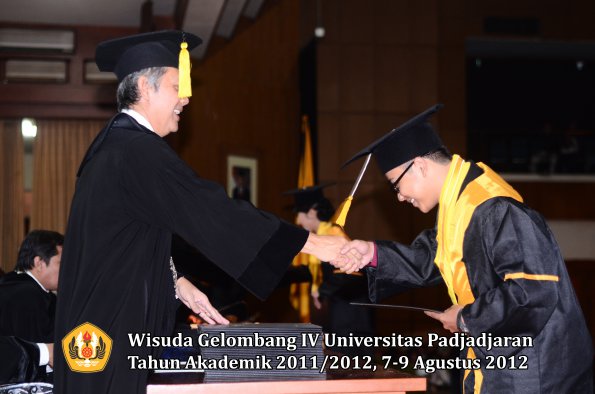 wisuda-unpad-gel-iv-2011_2012-fakultas-kedokteran-ekonomi-dan-bisnis-oleh-dekan-082