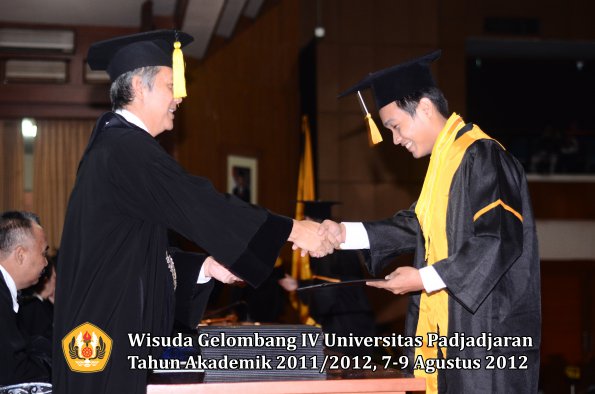 wisuda-unpad-gel-iv-2011_2012-fakultas-kedokteran-ekonomi-dan-bisnis-oleh-dekan-083