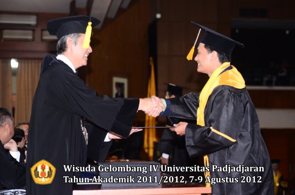 wisuda-unpad-gel-iv-2011_2012-fakultas-kedokteran-ekonomi-dan-bisnis-oleh-dekan-084