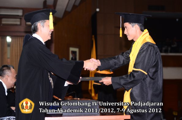 wisuda-unpad-gel-iv-2011_2012-fakultas-kedokteran-ekonomi-dan-bisnis-oleh-dekan-085